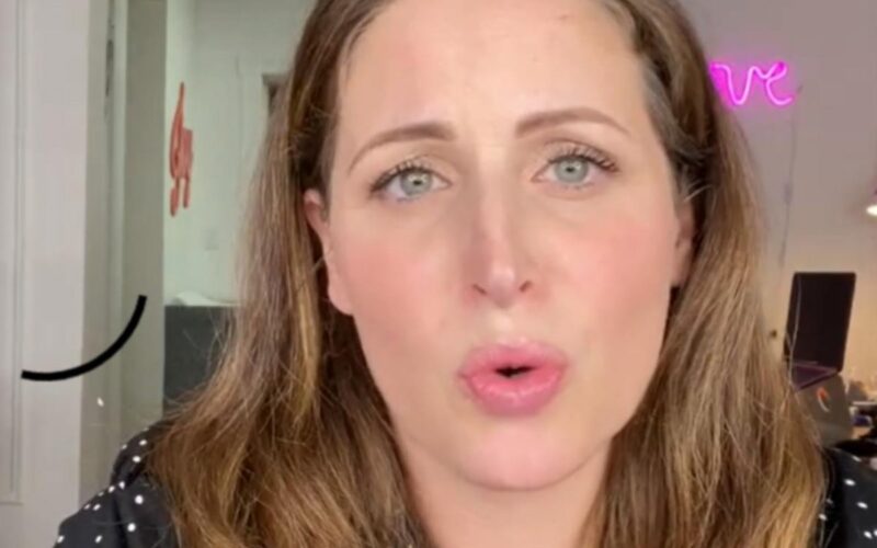 Galleria foto - Coronavirus: Clio MakeUp piange disperata Foto 6