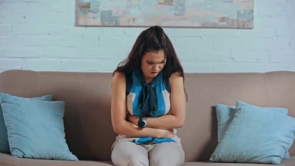 endometriosi-che-cose-e-come-si-cura-depositphotos-340781092-stock-video-frustrated-girl-suffering-stomach-ache